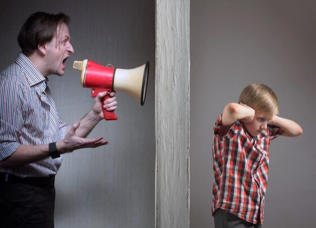 Mit diesen 5 Sätzen manipulieren narzisstische Eltern ihre Kinder