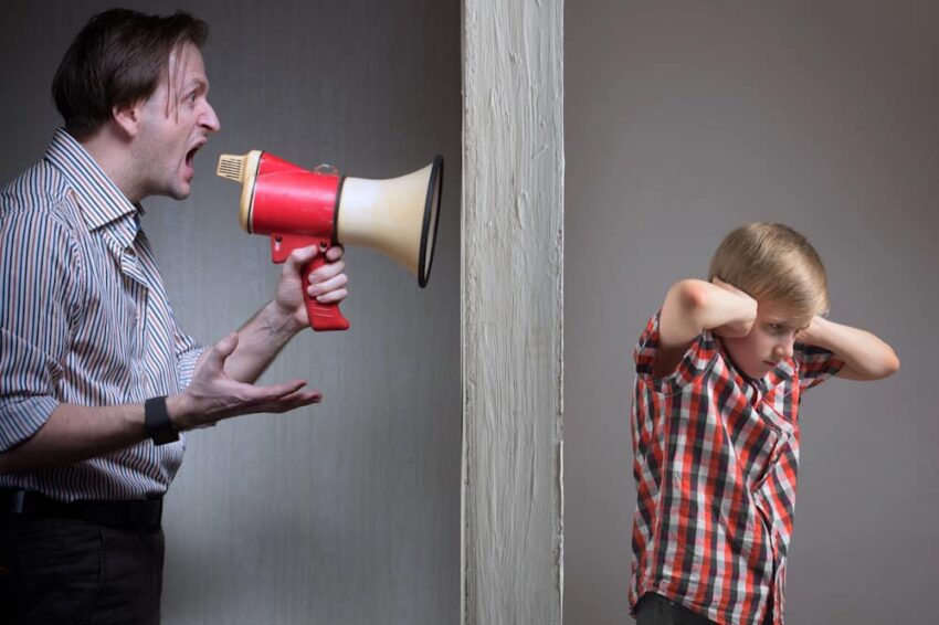 Mit diesen 5 Sätzen manipulieren narzisstische Eltern ihre Kinder